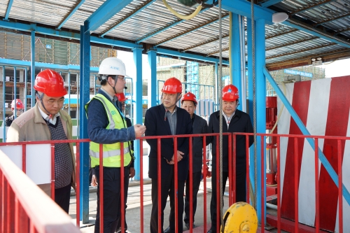 重慶市環(huán)保局局長辛世杰視察建筑工地?fù)P塵污染防治